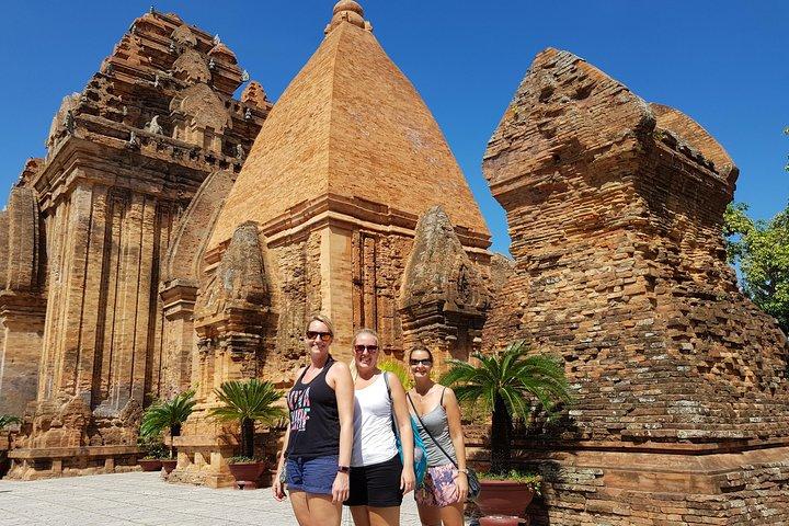 Nha Trang 2-vägs transfer till flygplatsen plus 1 dags stadstur med mudbad