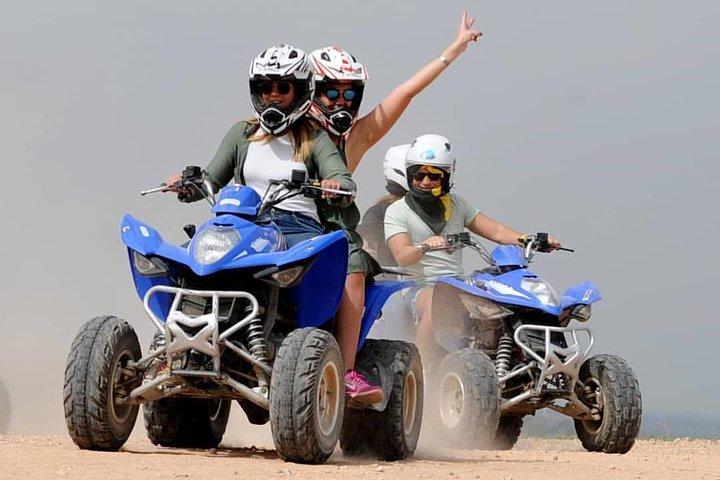 Quad nel deserto roccioso di Agafay