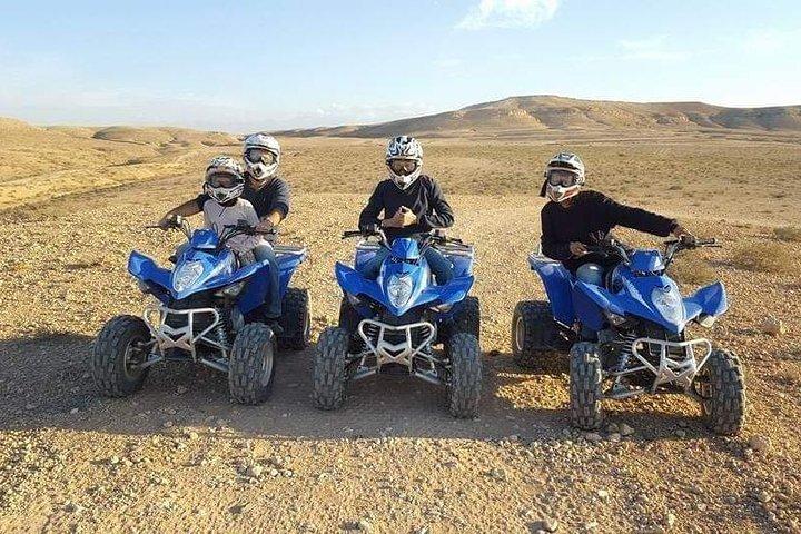 Quad nel deserto roccioso di Agafay