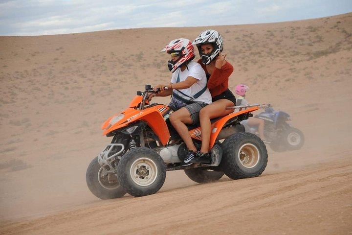 Quad nel deserto roccioso di Agafay