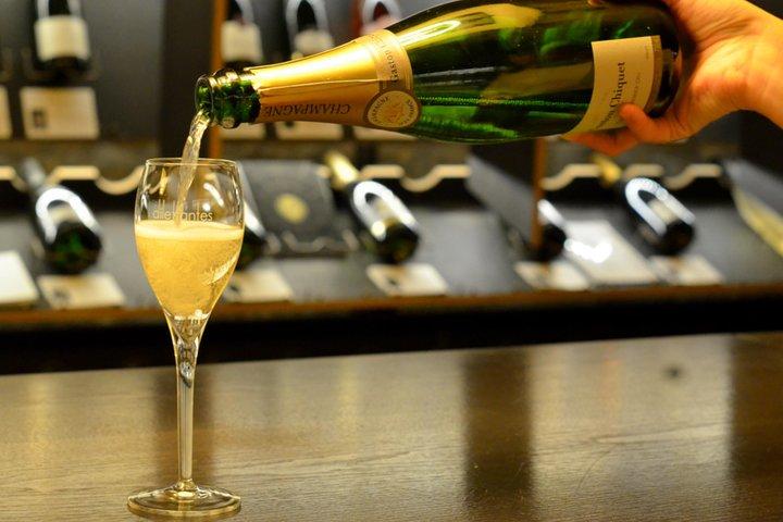 サン ジェルマンでのテイスティング付きパリ シャンパーニュ & グルメ ツアー