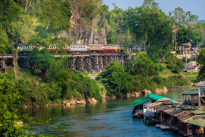 Zugreise Tod Eisenbahnbrücke am Fluss Kwai von Bangkok nach Kanchanaburi Reise