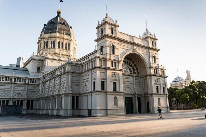 Small-Group Melbourne Sightseeing Tour with Beach Boxes