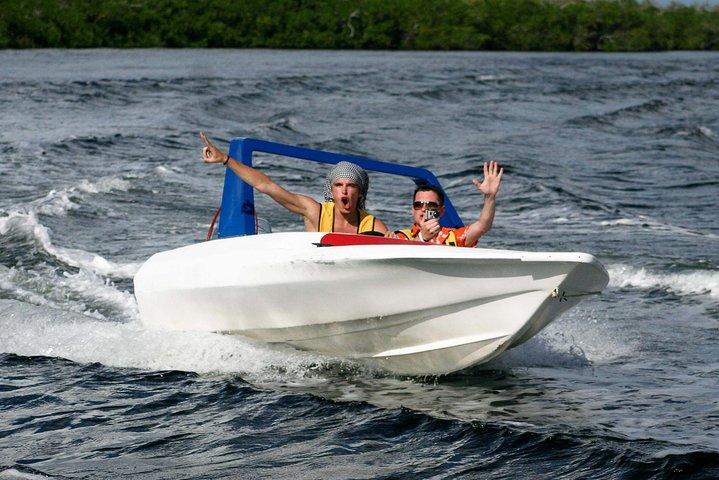 カンクンでのジャングルツアー、あなたの仲間と一緒にラグーンを通してスピードボートを運転