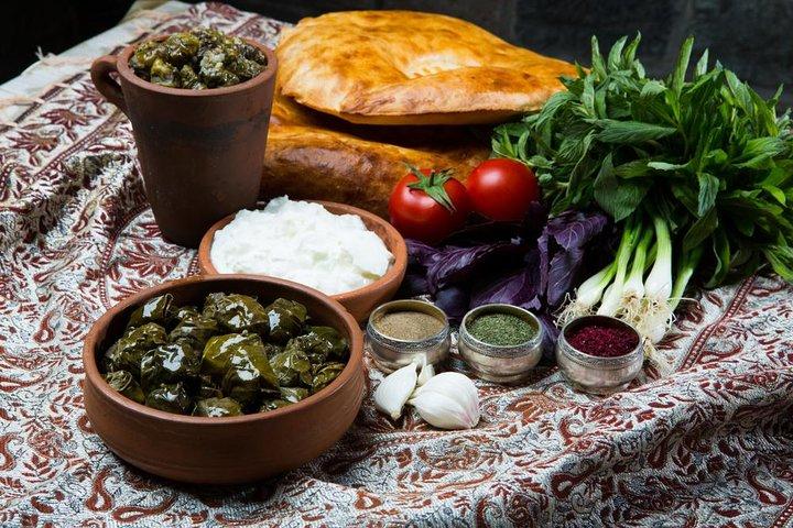 Mittagessen und Eintrittsgelder inbegriffen. Ganztägige Qobustan, Ateshgah, Merdekan Castle Tour