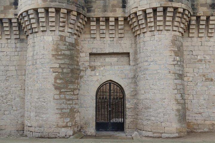 Mittagessen und Eintrittsgelder inbegriffen. Ganztägige Qobustan, Ateshgah, Merdekan Castle Tour