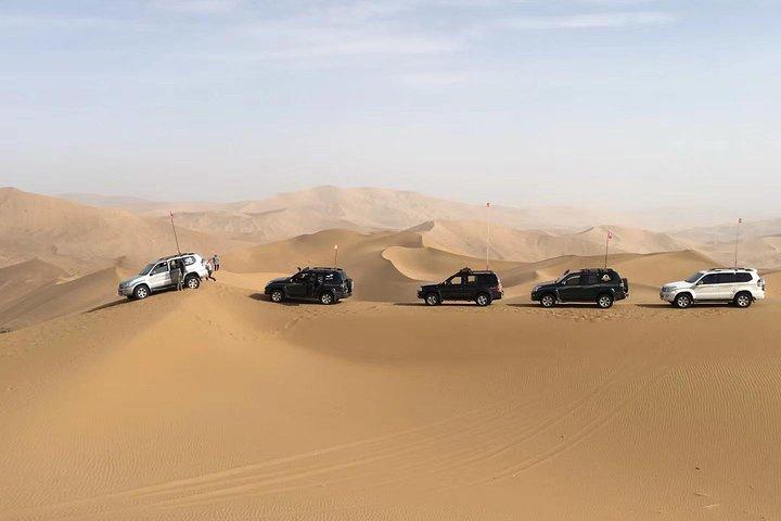 張FromからBadain Jaran Desertへの3日間のプライベートツアー