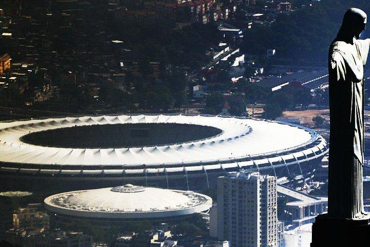 地元の支持者と一緒にリオデジャネイロでサッカーの試合を観戦