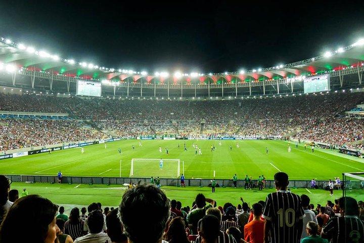 地元の支持者と一緒にリオデジャネイロでサッカーの試合を観戦