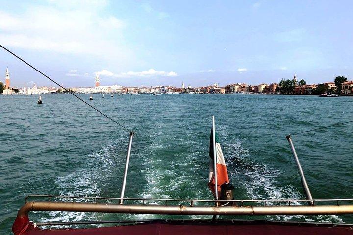 ヴェネツィアラグーン諸島への半日モーターボートクルーズムラーノとブラーノ