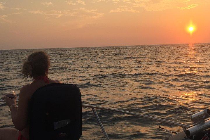 パパガヨ湾のプライベートサンセットボートツアー