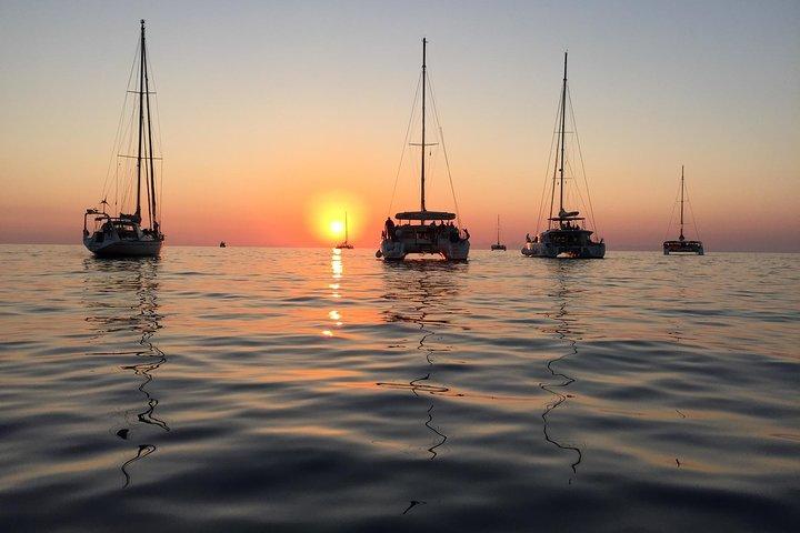 Viagem compartilhada ao pôr do sol de diamante em Santorini via Hot Springs e White Beach