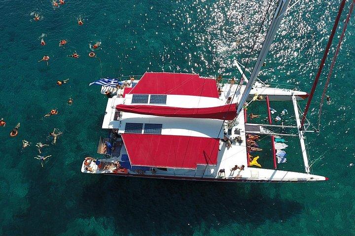 レッドビーチとホワイトビーチを経由したサントリーニの基本的な朝の旅行
