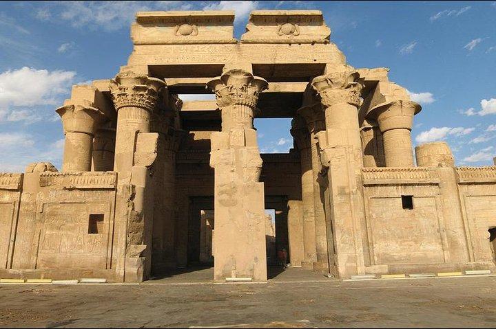 Tour privado de un día visitando los templos de Edfu Kom Ombo desde Luxor