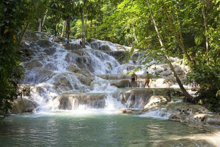 Nine Miles und Dunn's River Falls Tour von Negril Hotels