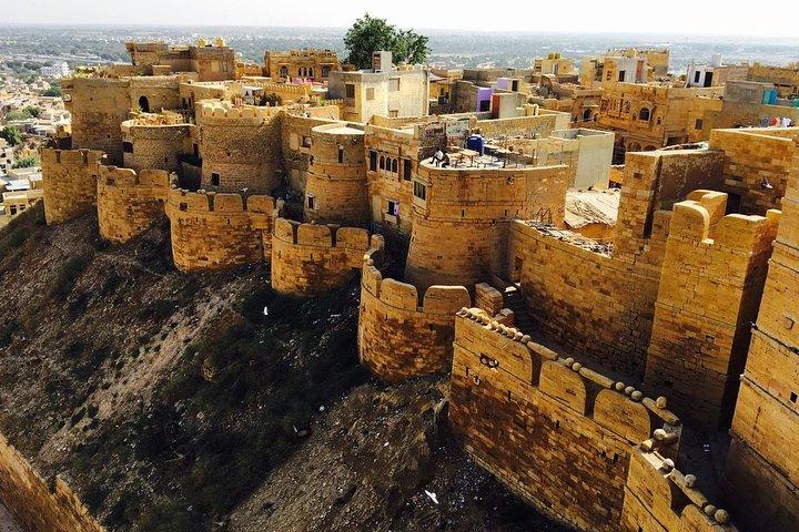 Caminhada e conversa pelo forte de Jaisalmer
