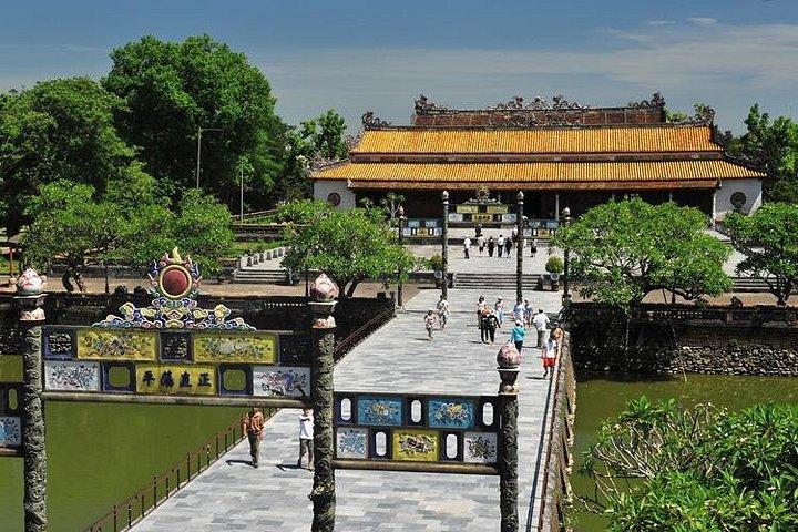 フエ市プライベートツアー：古代の墓と香作りの村