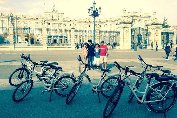 マドリッドで最高のサンセットを追うバイクツアー