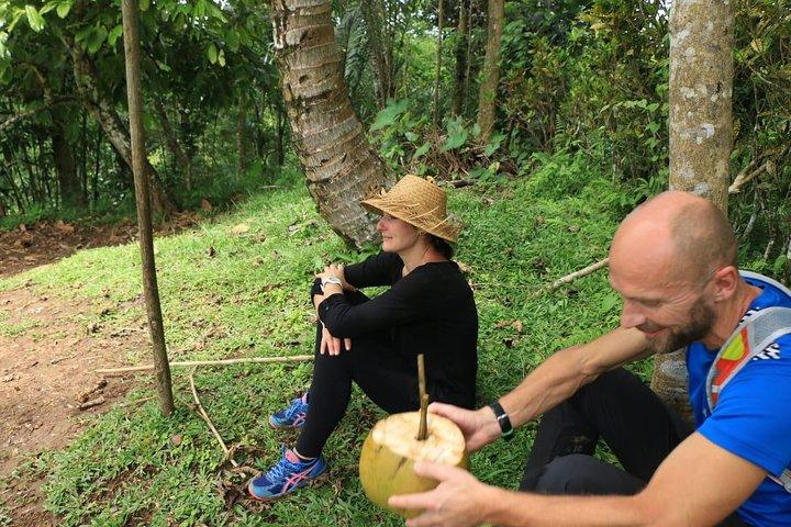 住民での昼食と森の中の本格的なハイキング