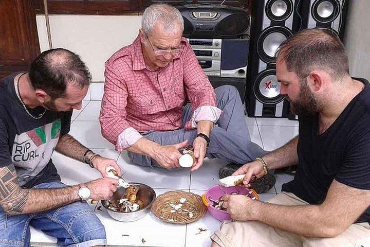 住民での昼食と森の中の本格的なハイキング