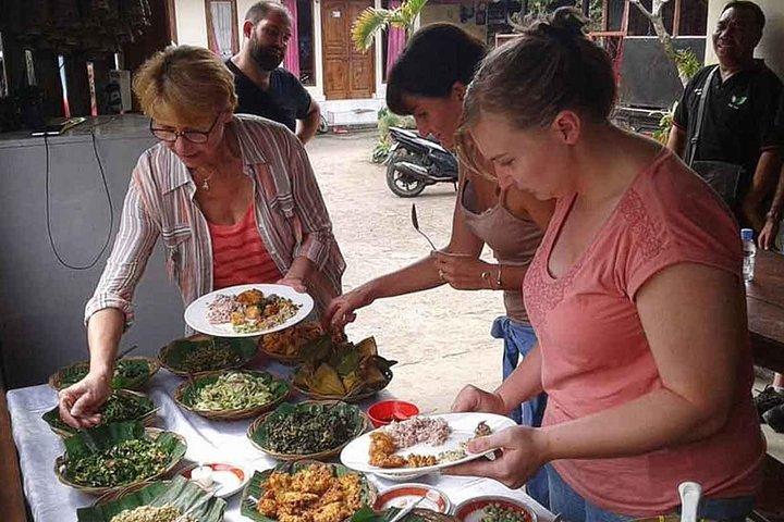 住民での昼食と森の中の本格的なハイキング