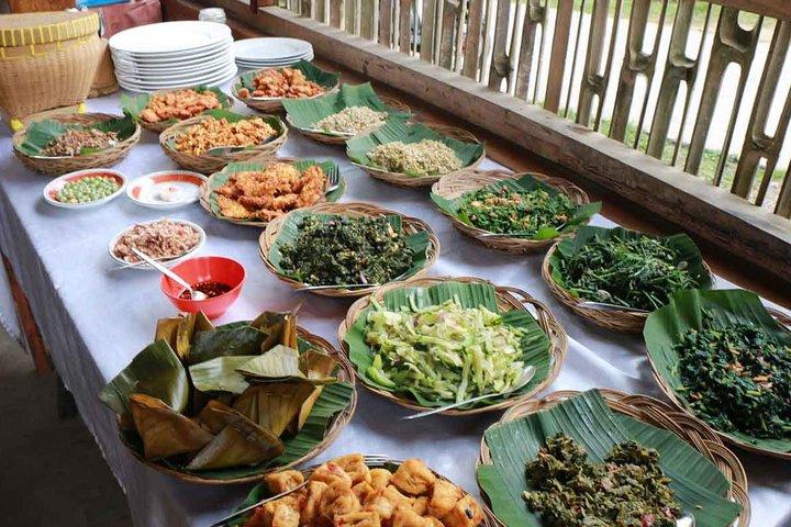 住民での昼食と森の中の本格的なハイキング
