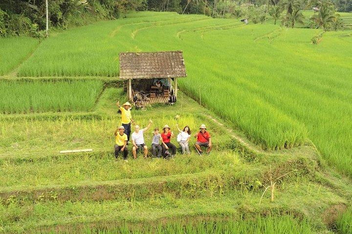 住民での昼食と森の中の本格的なハイキング