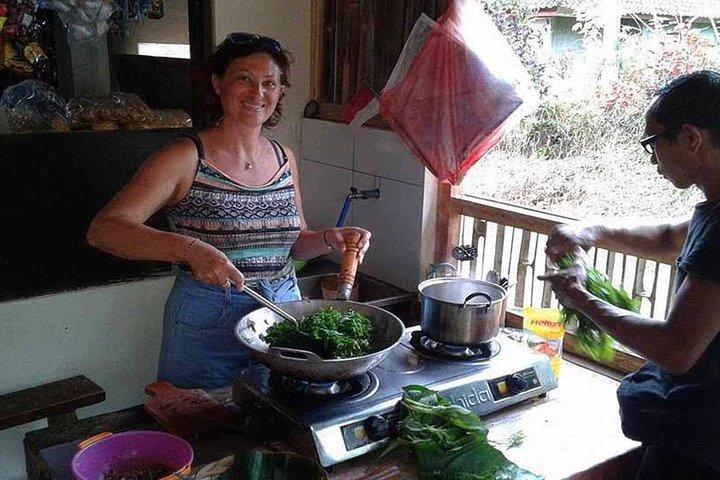 住民での昼食と森の中の本格的なハイキング