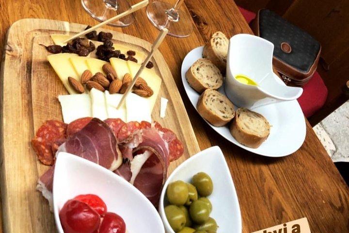 Tour noturno de Dubrovnik com história e vinhos e picadas