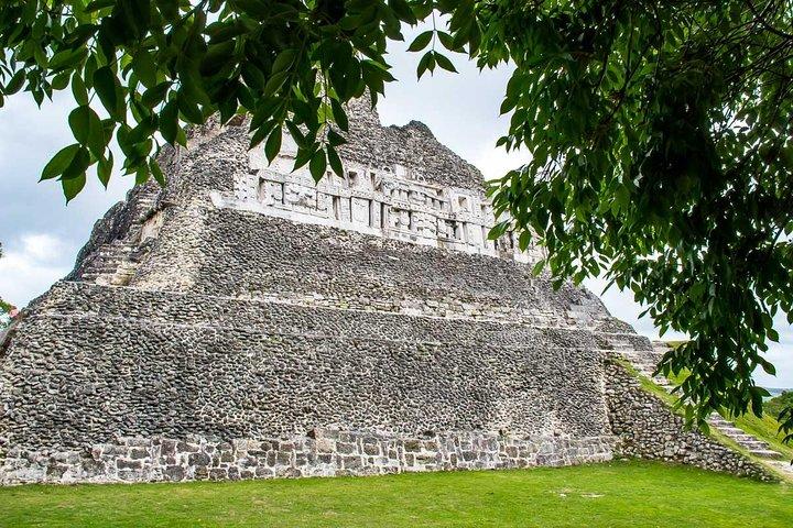 ベリーズからのシュナントゥニッチマヤ遺跡と洞窟チューブ