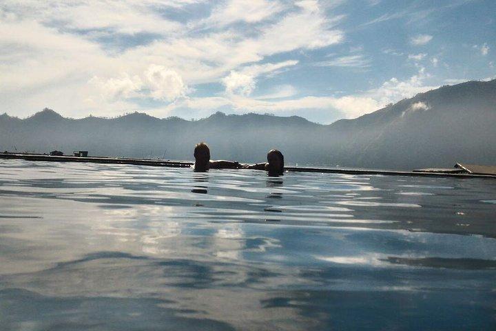 バトゥール山の日の出ハイキングと天然温泉