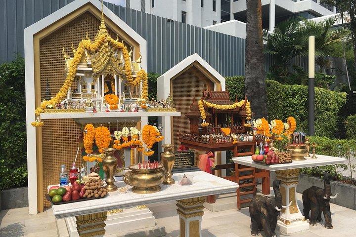 Bangkok's Wireless Road: A Self-Guided Audio Tour