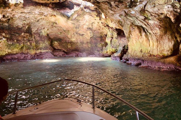 Passeio de barco pelas cavernas de Polignano a Mare com aperitivo