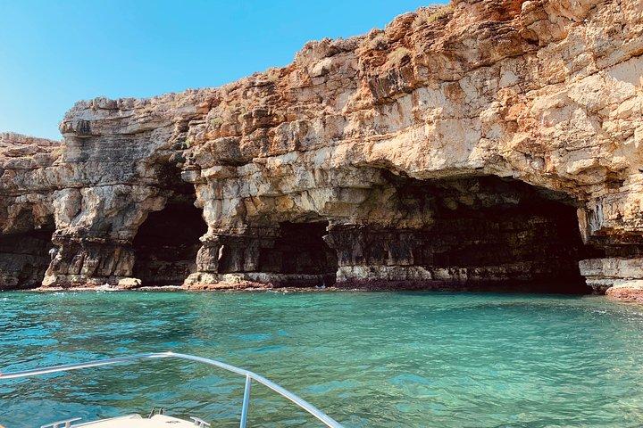 Passeio de barco pelas cavernas de Polignano a Mare com aperitivo