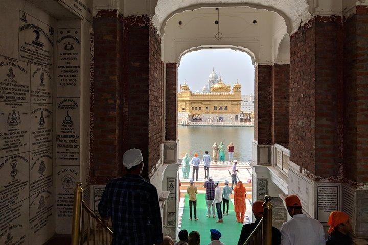 アムリトサル：黄金寺院、ジャリアンワーラ バック、ワガ国境ツアー