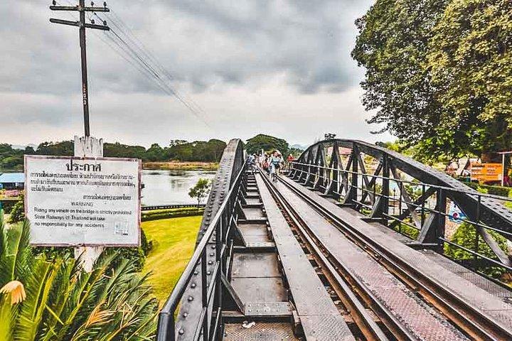 Tour privado: Death Railway, Hellfire Pass y Erawan Waterfall
