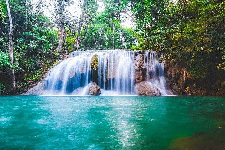 Cascade d'Erawan et soins aux éléphants : visite privée à Kanchanabur