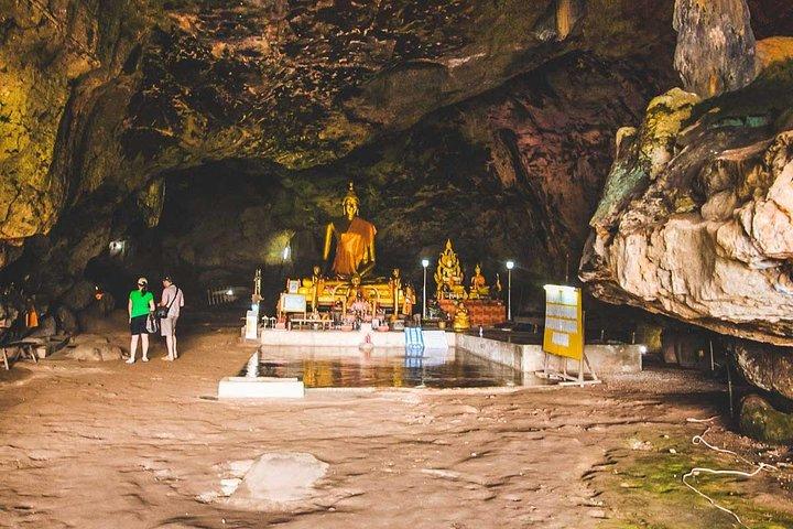 Cascade d'Erawan et soins aux éléphants : visite privée à Kanchanabur