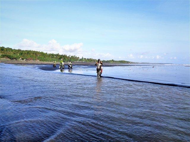 Dirt Bike Tours avec des guides bien entraînés - excursions d'une journée avec une plage de temps pour la détente