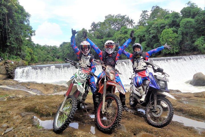 Dirt Bike Tours avec des guides bien entraînés - excursions d'une journée avec une plage de temps pour la détente