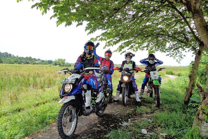 Dirt Bike Tours avec des guides bien entraînés - excursions d'une journée avec une plage de temps pour la détente
