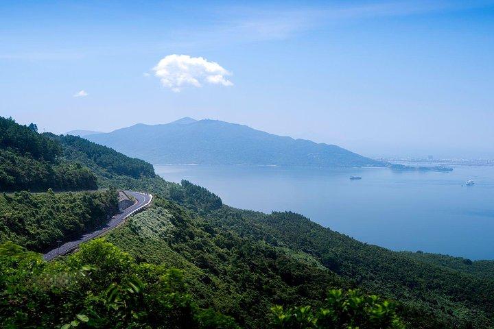 Viagem cênica de Hue para Hoi An via Hai Van passar de carro