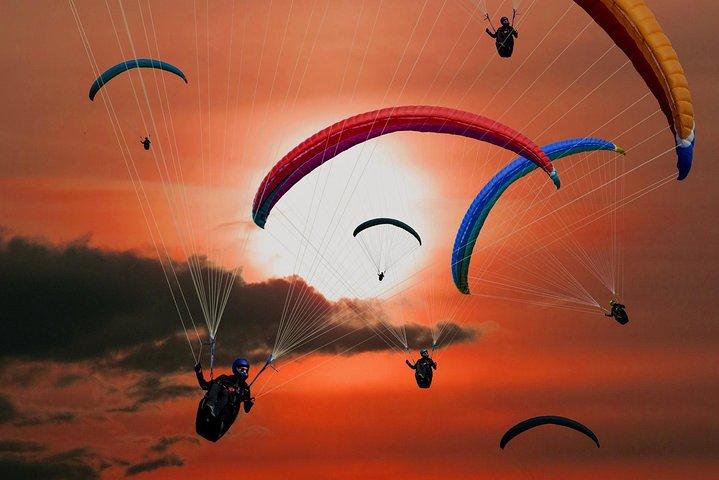 Parapendio nel tramonto del deserto di Marrakech Agafay.
