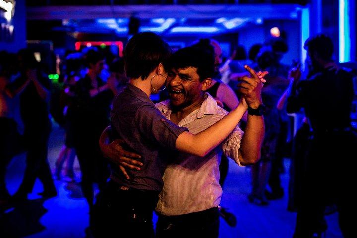Pequeno grupo local Tango milonga com lição e transferências