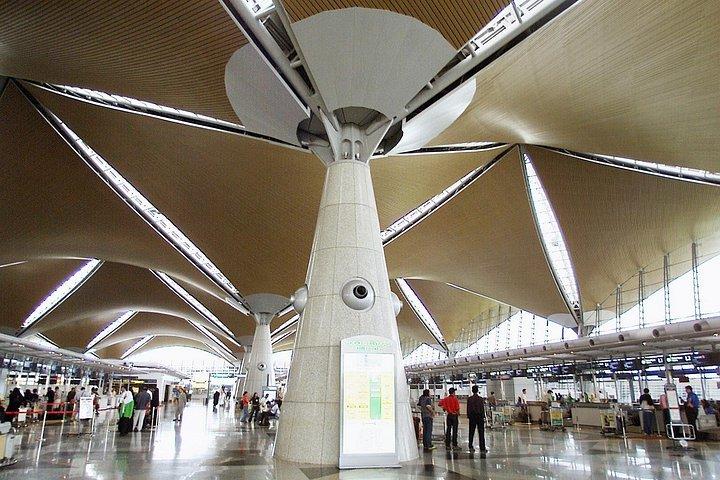Kuala Lumpur Welcome Experience: Batu Caves & Arrival Transfer