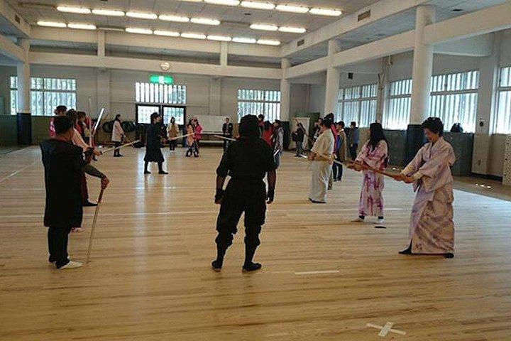 侍と忍者の刀の技術を学ぶ