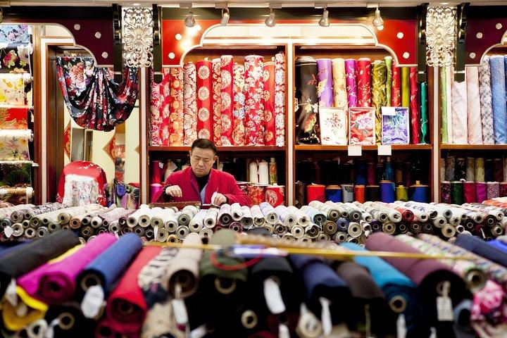 Private Day Tour: Zhujiajiao Water Town with Shanghai Local Shopping Outing