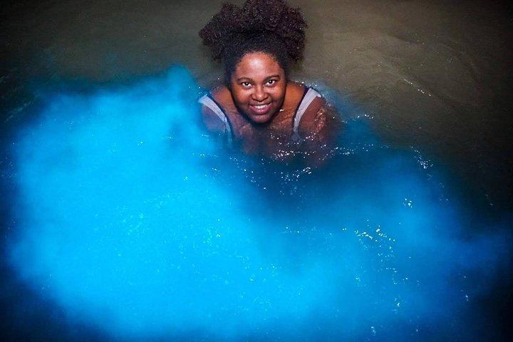 ルミナスラグーン（輝く水）のプライベートツアーでブルーホールと秘密の滝