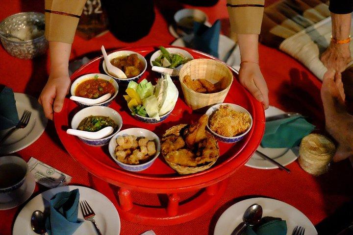 小グループ：パフォーマンスと地元の生鮮市場ツアー付きの伝統的なディナー