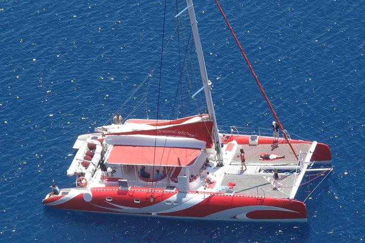 Excursión en barco a bordo del Dream Catcher en Santorini con barbacoa y bebidas